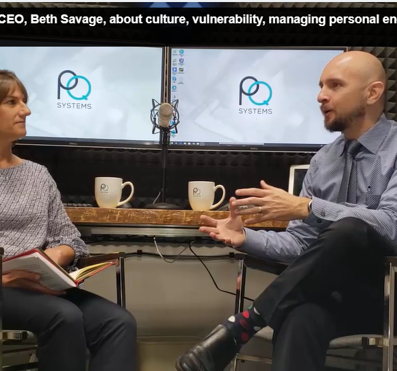 Beth savage en entrevista con Omar Mora en PQ Systems, Dayton,Ohio, EE.UU.