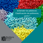 Imagen de gránulos de plástico (pellets) de diferentes colores apilados, formando secciones de color rojo, azul, verde, morado y amarillo. En la parte superior de la imagen, superpuesto en un cuadro turquesa, se lee el título: "Entender los plásticos: Clasificación de polímeros, parte 1". En la esquina inferior izquierda, se encuentra el logotipo de "Blackberry & Cross: Innovation for Improvement". La imagen representa una guía introductoria sobre la clasificación de polímeros para la industria.